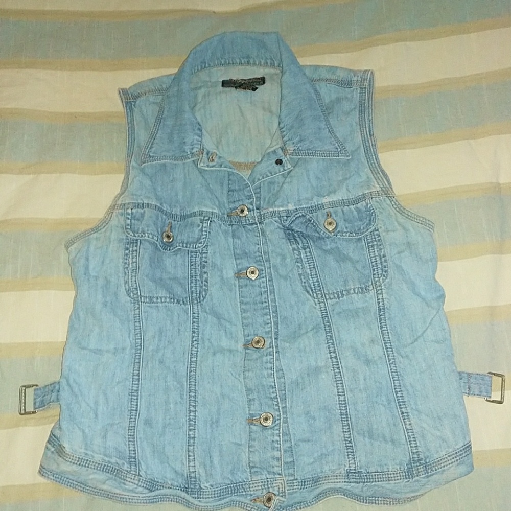 Gap sleeveless denim vest with buckles